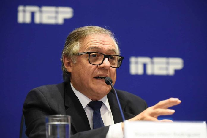 Procuradoria quer que ministro justifique carta a escolas com slogan