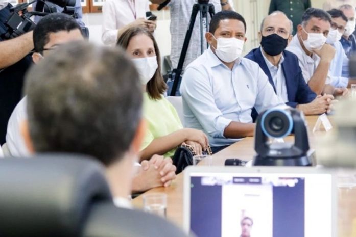 Renan Filho lança ações na área da Saúde e anuncia Programa Vacina Alagoas em reunião com prefeitos