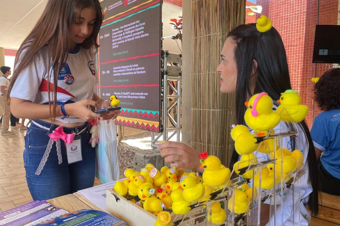 Por que todo mundo está usando um pato na cabeça na Bienal? Entenda a moda que inundou AL
