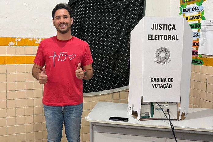 Candidato a prefeito, André Castro (MDB) vota em Santana do Mundaú