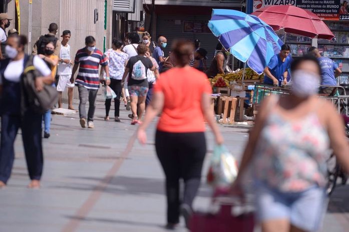 Sociedade muda alguns hábitos e passar a usar máscara em meio a pandemia