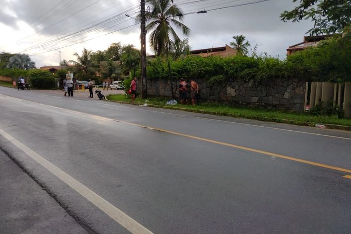 Mulher morre ao cair de moto e bater em poste na AL-101 Norte em Maragogi