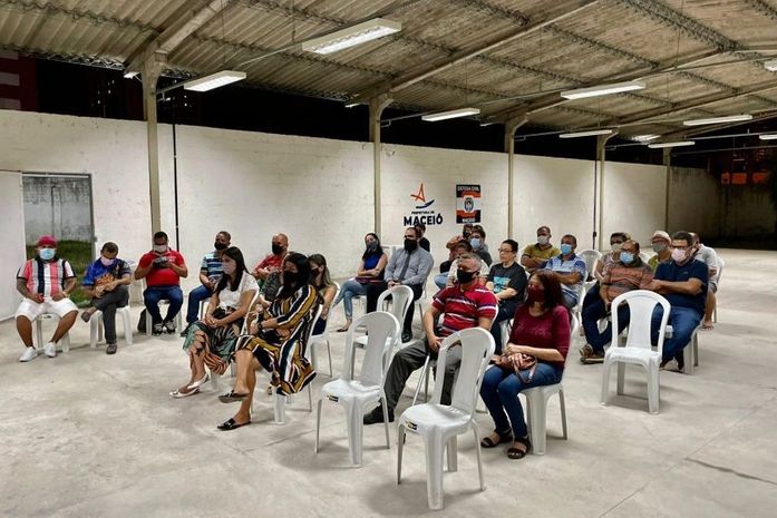 Reunião contou com lideranças dos bairros atingidos pelo afundamento do solo.