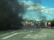 Em protesto, moradores de conjunto habitacional interditam trecho da BR 104