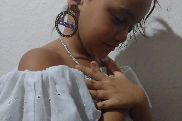 Aos 9 anos, a pequena Ekedi Cecília é sábia, amorosa e ama sua religião. O que é uma Ekedi? Se inscreve na Roda Omode e Cecília te explica