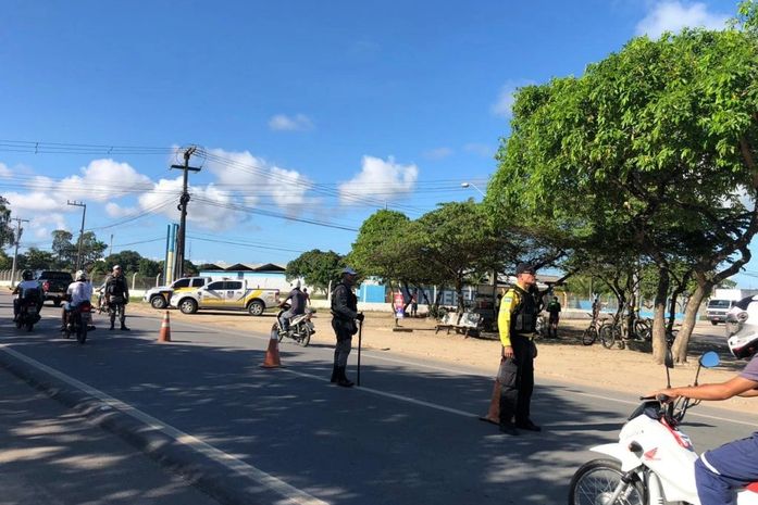 Fiscalização: SMTT autua e remove automóveis nas vias de acesso a Maceió