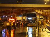 Incidente aconteceu no sentido Castello Branco e bloqueia todas as pistas da via. Duas pessoas ficaram levemente feridas.