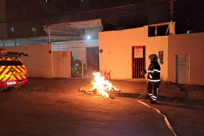 Princípio de incêndio em lavanderia na Jatiúca é controlado pelos Bombeiros
