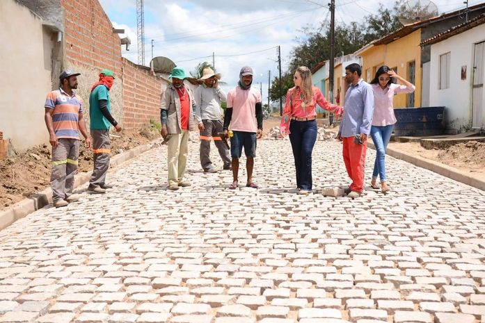 Prefeita de Major Isidoro, Santana Mariano, vistoria a obra de calçamento