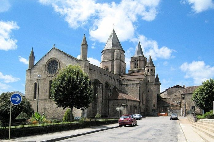 Padre é suspenso na França por crimes sexuais contra menores no Brasil