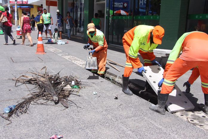 Infraestrutura faz limpeza e repõe placas de galerias no calçadão do Centro