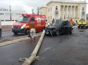 Aluno da Academia Militar sofre acidente de carro e derruba poste no Jaraguá