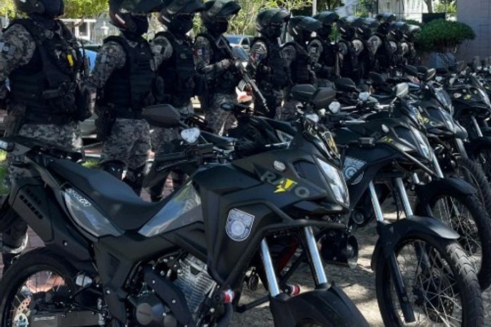 Suspeito é baleado após confronto com a polícia durante operação contra tráfico de drogas, no Ouro Preto