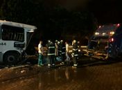 Na madrugada, colisão entre caminhão de lixo e ônibus deixa duas pessoas feridas