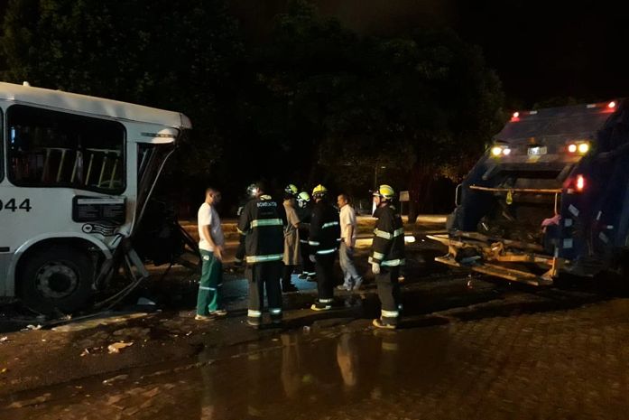 Na madrugada, colisão entre caminhão de lixo e ônibus deixa duas pessoas feridas