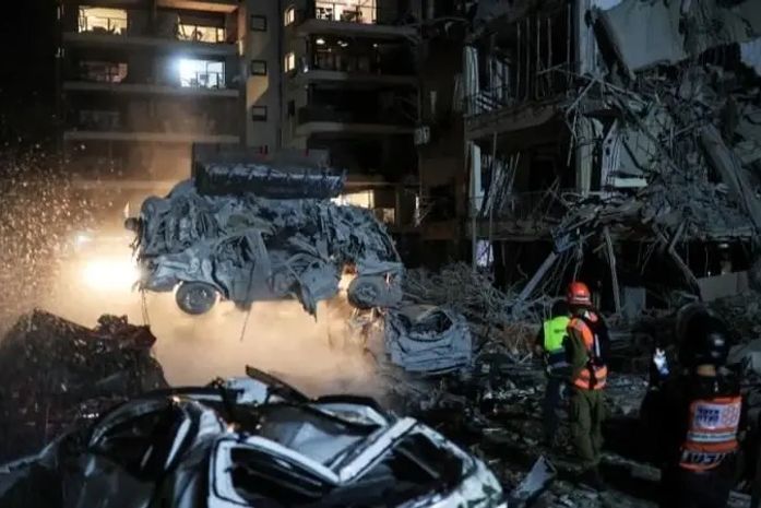 Mísseis do Irã atingem Israel após aiatolá Khamenei prometer 'duros golpes' em resposta a ataque