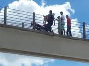Vídeo: mulher é resgatada de passarela antes de suposto suicídio