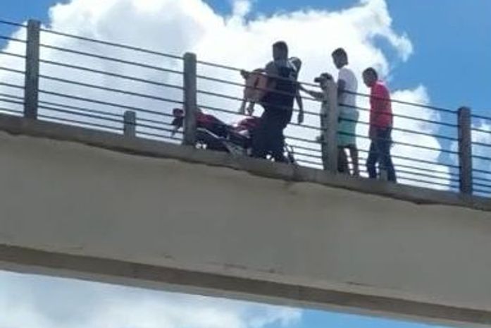 Vídeo: mulher é resgatada de passarela antes de suposto suicídio