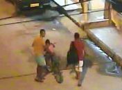 Polícia investiga se criança que aprece em imagens, sendo levada por dois homens é a menina desparecida.