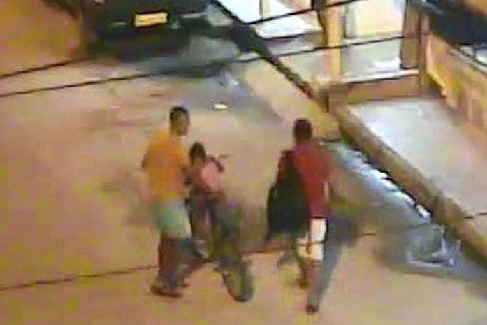 Polícia investiga se criança que aprece em imagens, sendo levada por dois homens é a menina desparecida.