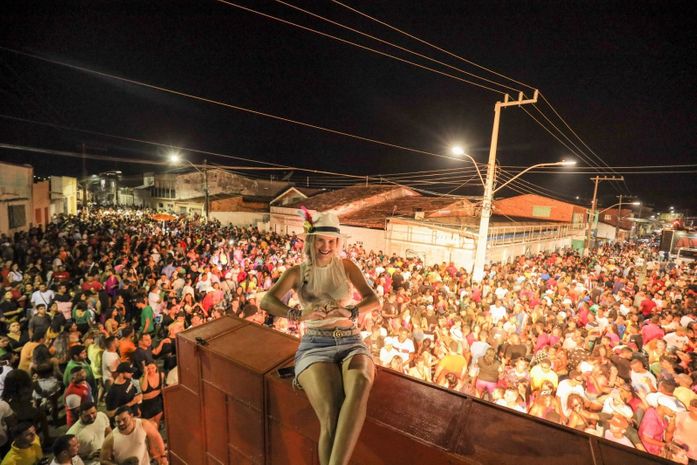 Ressaca do Carnaval em Atalaia arrasta mais de 20 mil foliões: "festa linda e de paz", diz prefeita Ceci