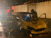 Incêndio atinge veículo que fica totalmente destruído em Maceió; veja imagens