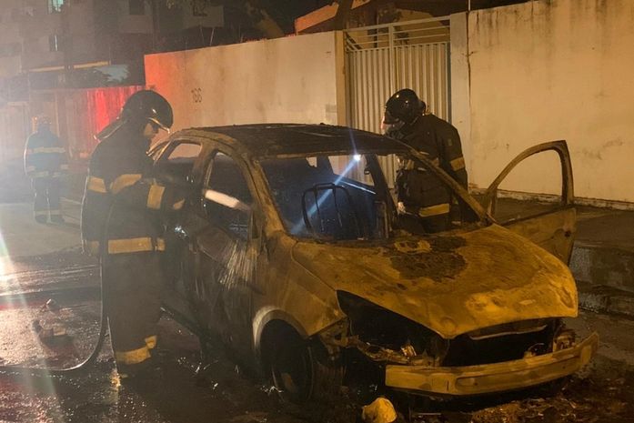 Incêndio atinge veículo que fica totalmente destruído em Maceió; veja imagens