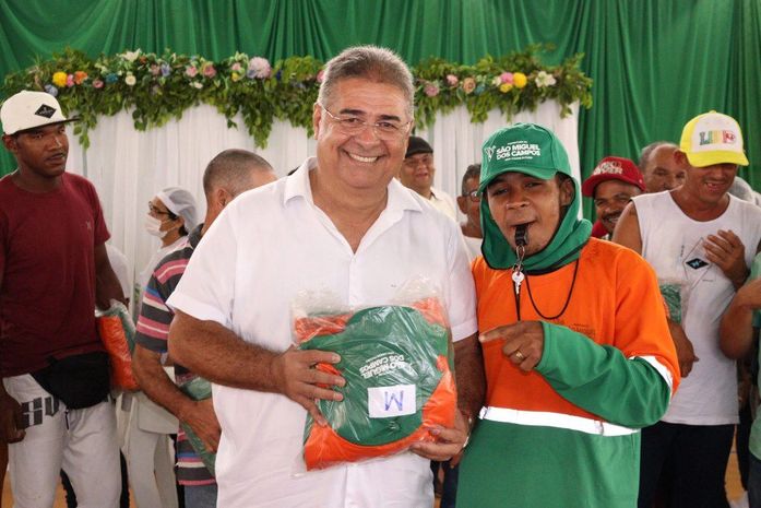 Mais de 200 garis de São Miguel dos Campos recebem novos fardamentos em café da manhã especial