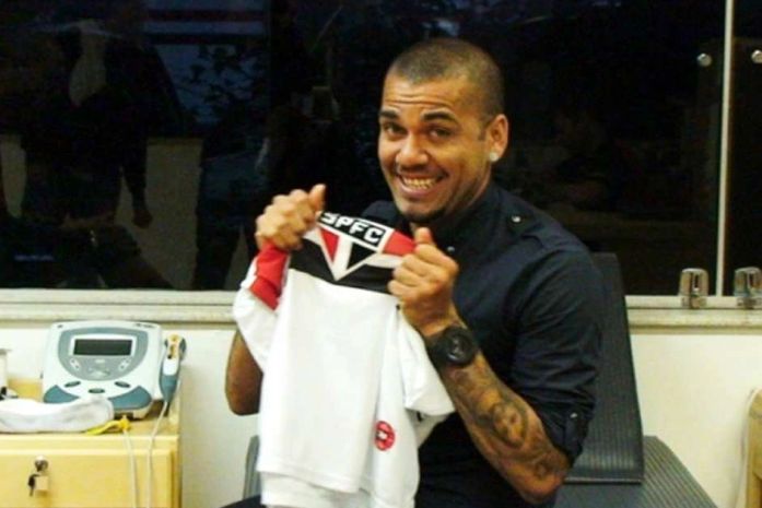 Daniel Alves foi contratado pelo São Paulo.