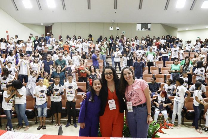 Estudantes participam de palestra sobre divulgação científica com astrônoma infantil