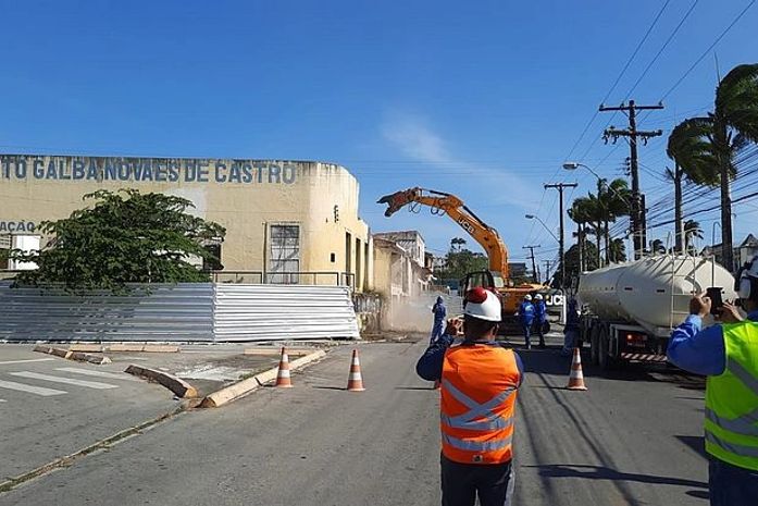 Demolição de prédio no bairro do Bebedouro, Maceió
