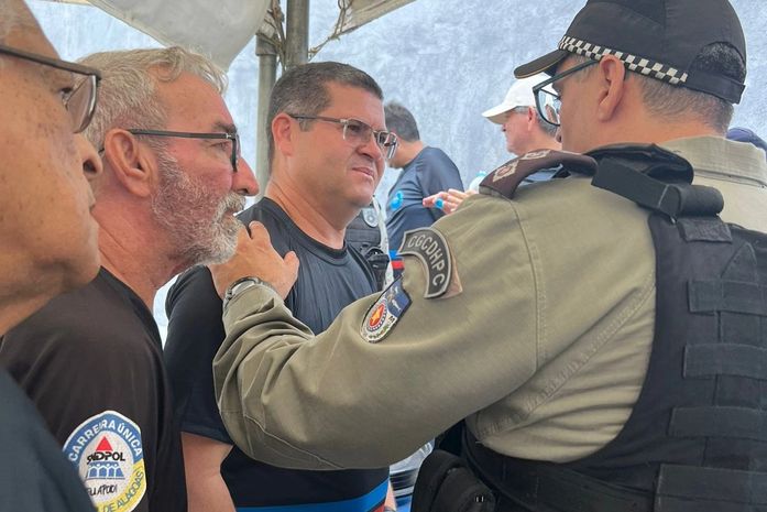 Tensão entre forças de segurança marca protesto de policiais civis em frente à Procuradoria-Geral