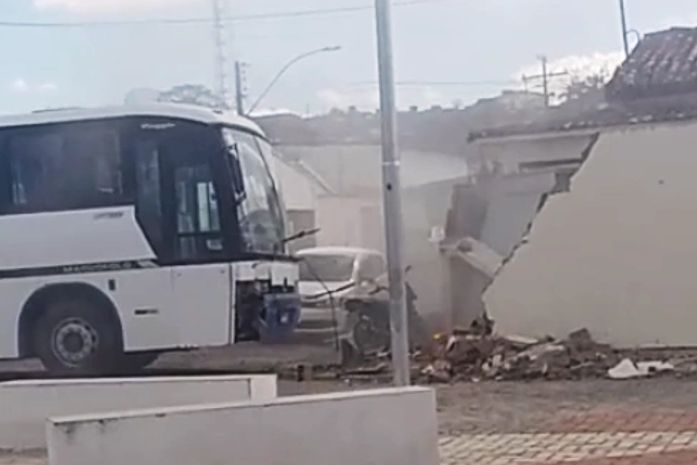 Coletivo atinge residência em São José da Laje.
