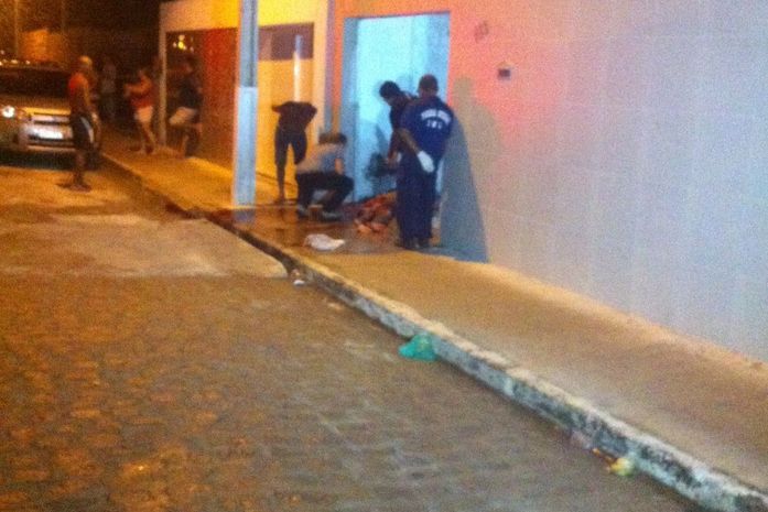 Homem assassina adolescente com problemas psiquiátricos com mais de 20 facadas