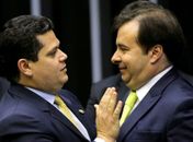 Maia e Alcolumbre se cumprimentam no início do ano legilslativo