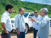 Chico Vigário (centro) com o dirigente do DER/AL discutindo os planos das estradas vicinais