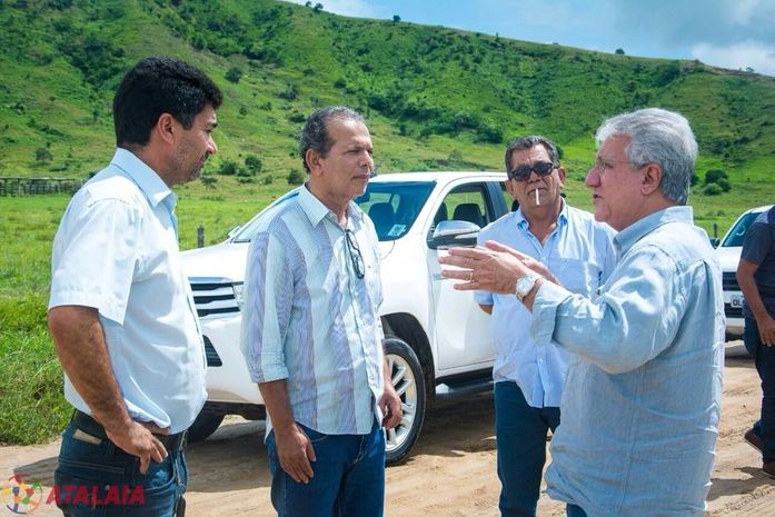 Chico Vigário (centro) com o dirigente do DER/AL discutindo os planos das estradas vicinais