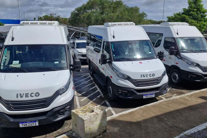 Prefeito Luciano Barbosa e deputado Daniel Barbosa realizam a doação de três “vans” para entidades sem fins lucrativos e Saúde de Arapiraca