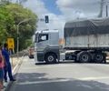 Trânsito fica parado no sentido aeroporto após carreta quebrar atravessada em avenida