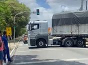 Trânsito fica parado no sentido aeroporto após carreta quebrar atravessada em avenida
