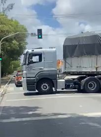 Trânsito fica parado no sentido aeroporto após carreta quebrar atravessada em avenida