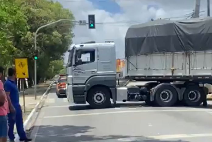 Trânsito fica parado no sentido aeroporto após carreta quebrar atravessada em avenida