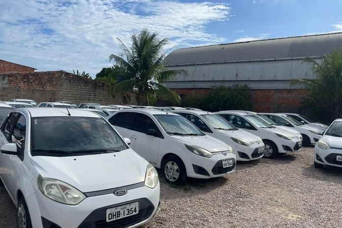 O leilão teve mais de 50 carros conservados ou em condições de reparo, disponíveis para arrematação, com lance inicial de R$ 2 mil