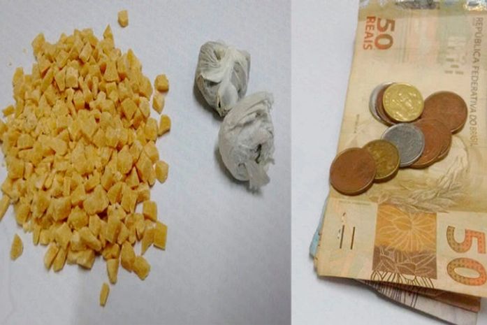 Policiais prendem dois homens por tráfico de drogas