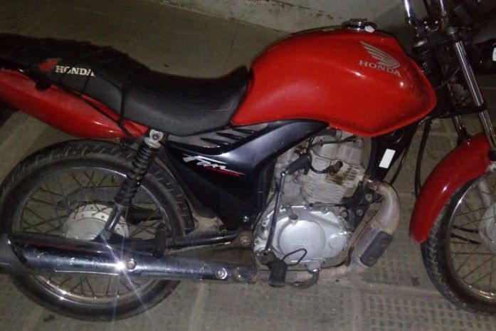Polícia Civil prende em flagrante e recupera moto roubada na Capital