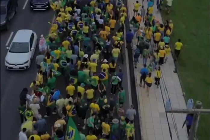 Ato "Fora Lula e Moraes" chama atenção para as diferenças entre esquerda e direita: nenhum vagabundo, só patriotas molhados