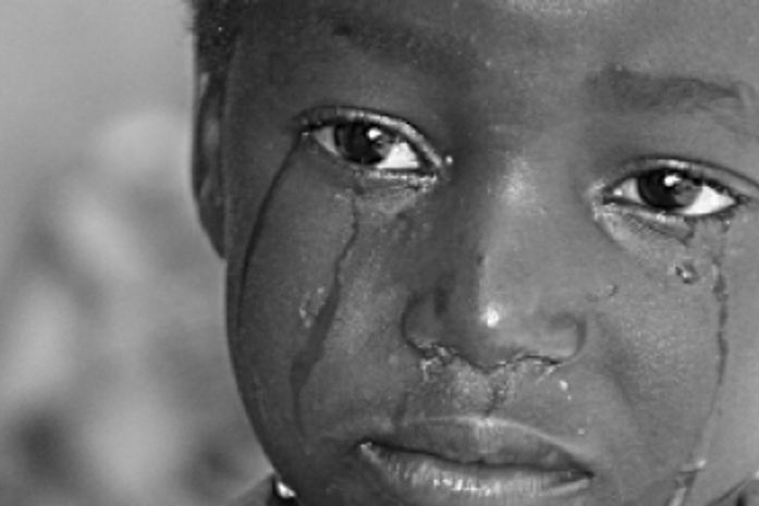 Os olhos febris do menino reconhecem a fome.