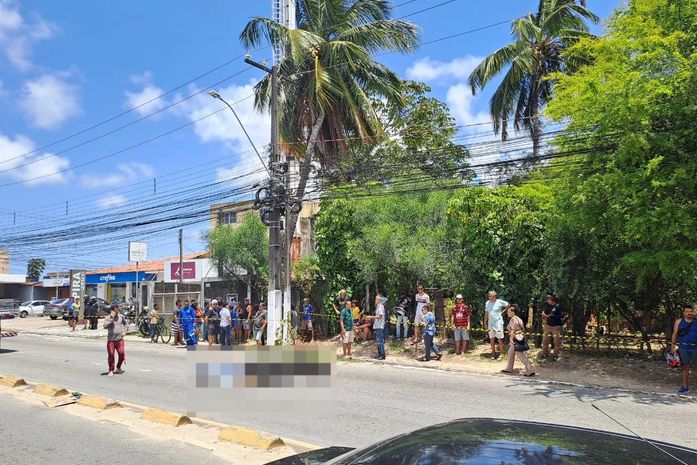 Vídeo: Jovem morre após colidir com carro e ser atropelado por caminhão no Barro Duro, em Maceió 