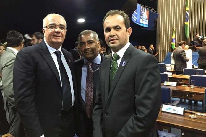 Secretário Fabio Farias com Romário e o ex-prefeito Geraldo Agra,.de Carneiros