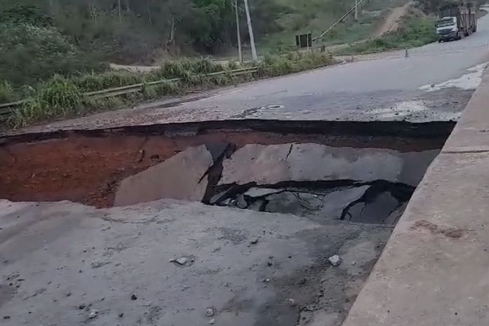 Vídeo: DNIT investiga causa de rompimento de ponte na BR-101; veja trechos interditados
